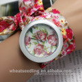 2015 Heißer Verkauf Genf-Blumen-Druck-Gewebe-Verpackungs-Armband-Uhr für Dame